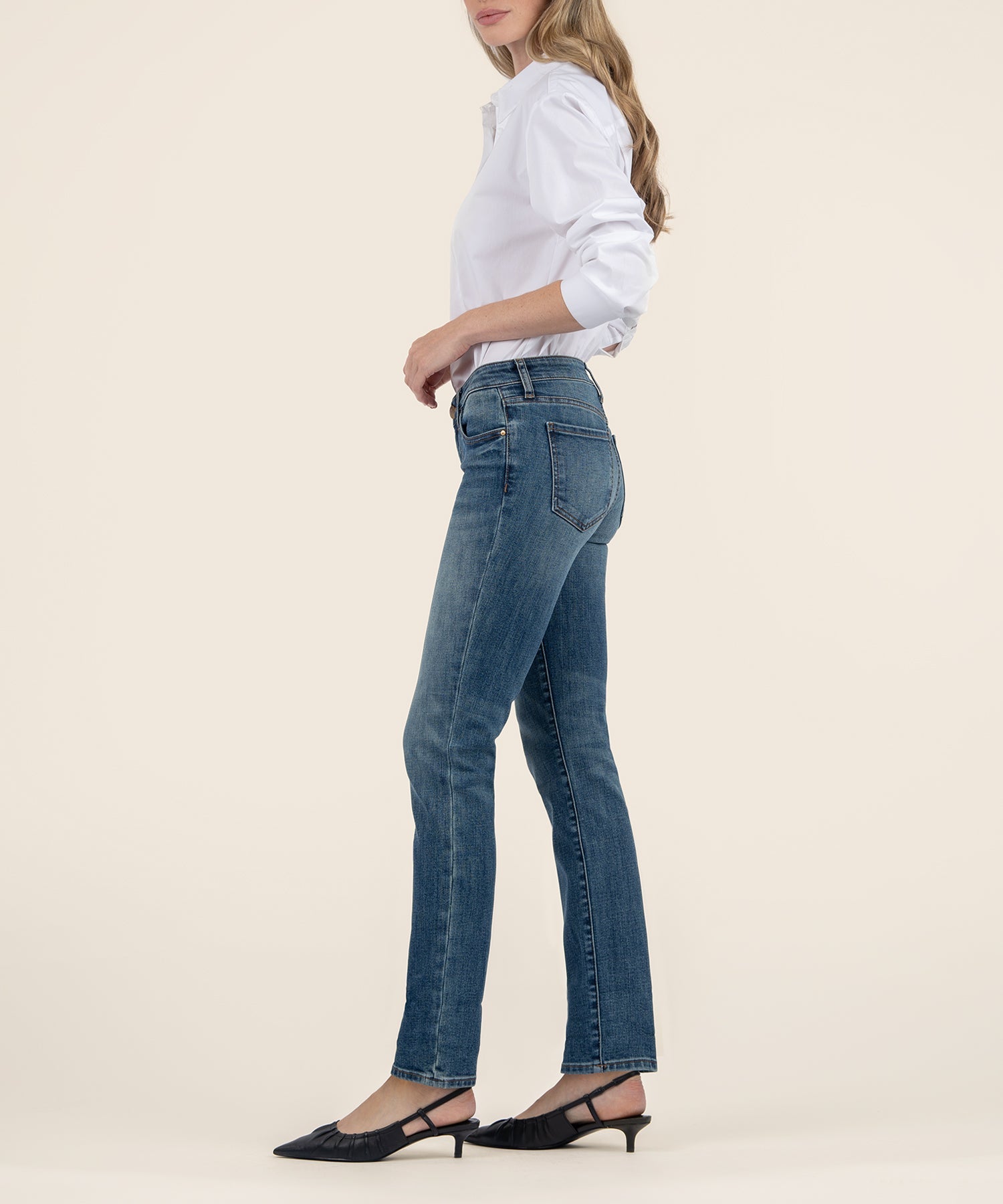 Catherine Mid Rise Boyfriend, Petite in Giving Wash